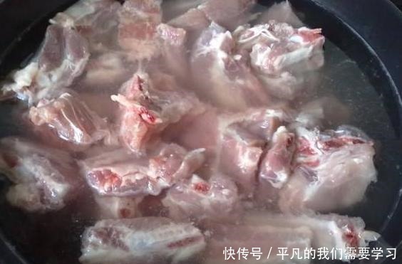 不管什么肉,越焯水越脏大厨教你一招,脏东西自己出来
