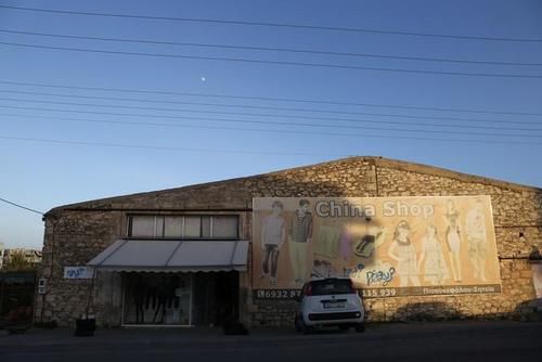 低薪|疫情之下的希腊爱琴海小城：华人商铺春节照常营业，艺术家从伦敦专程来此办公