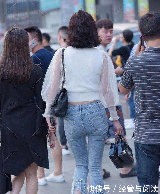 修长度 黑色高高跟凉鞋搭配蓝色端庄打底裤,搭配技巧性感,也可以休闲!