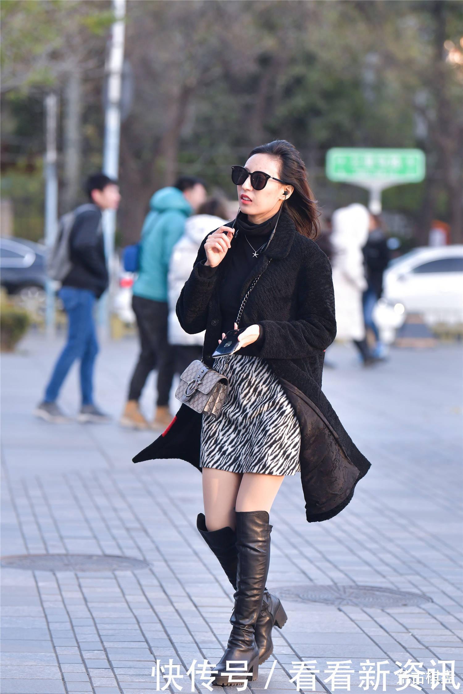 呢子大衣|冬季穿搭要有层次感,斑马纹短裙和呢子大衣,显身材比例还有风度