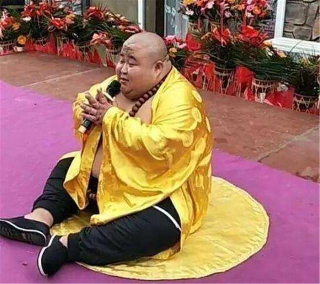 佛学|男子因长得像弥勒佛成网络红人,被富婆请回家中,后来怎样了?