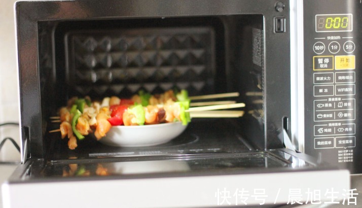 好吃|用1个彩椒加上一小块鸡胸肉，做出来的彩椒鸡肉串，低脂好吃
