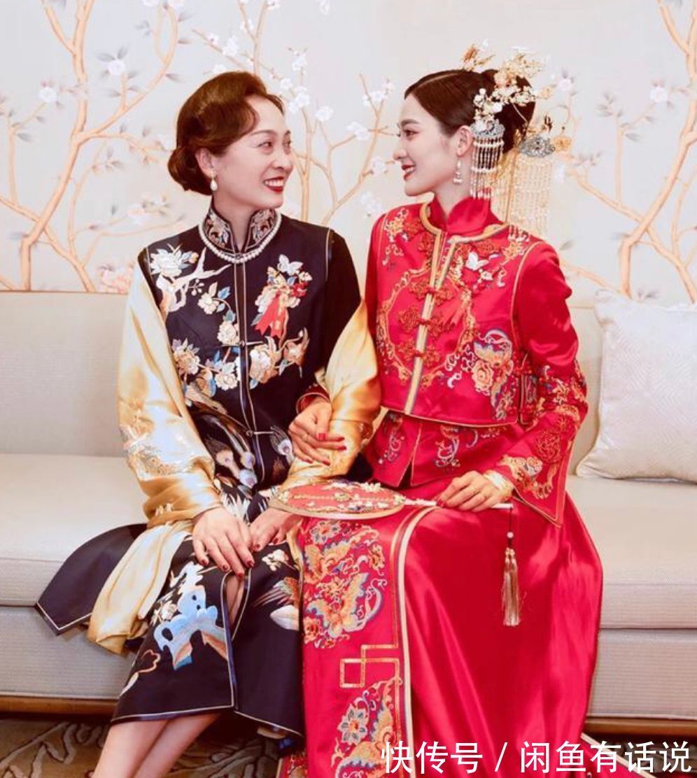 穿搭|两位亲家母真高调!婚礼上同穿红旗袍比美,把新娘风头都给抢了