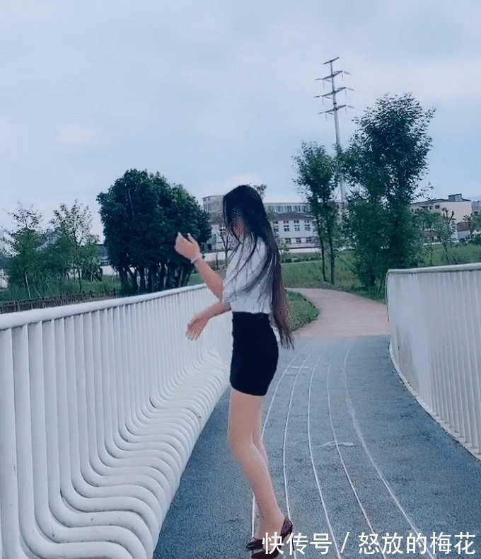 调皮 穿着高跟鞋还调皮,真怕你崴脚!