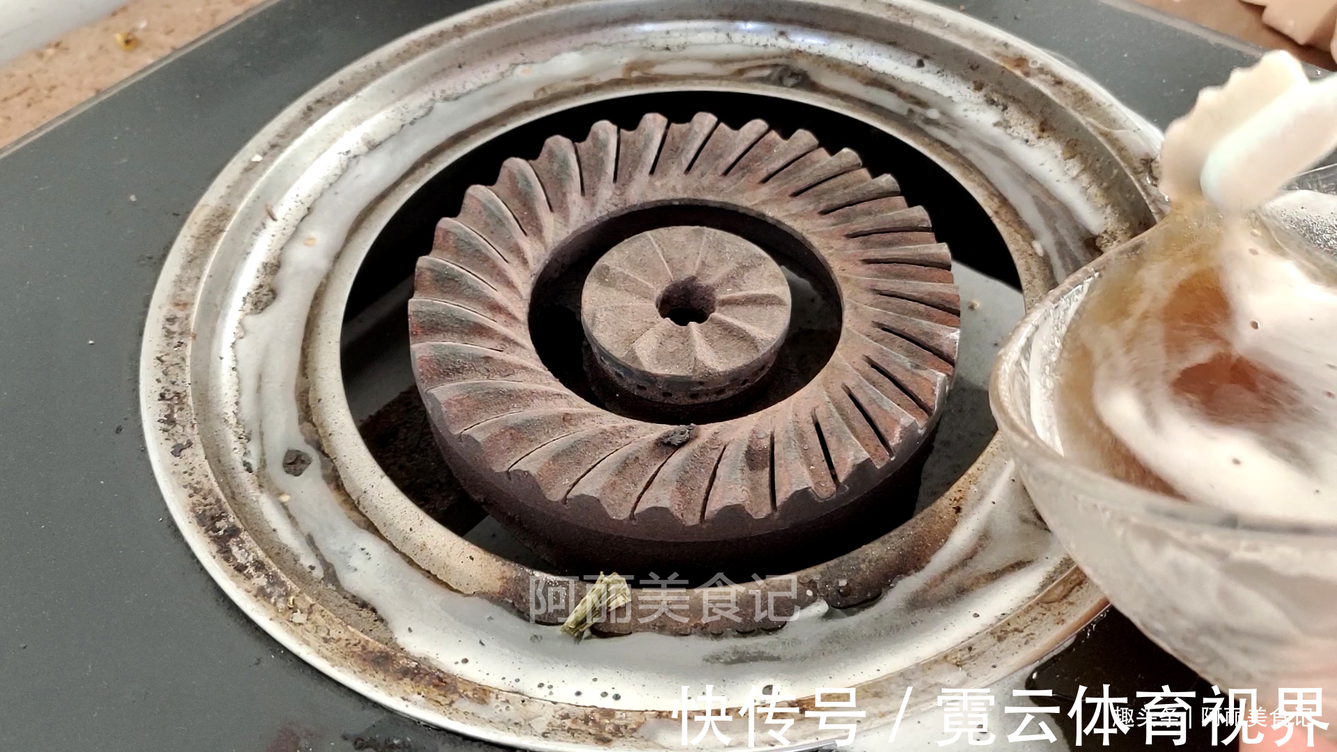 小苏打|今天才知道,把白醋倒在燃气灶上,一年省出好几百开支,方便实用