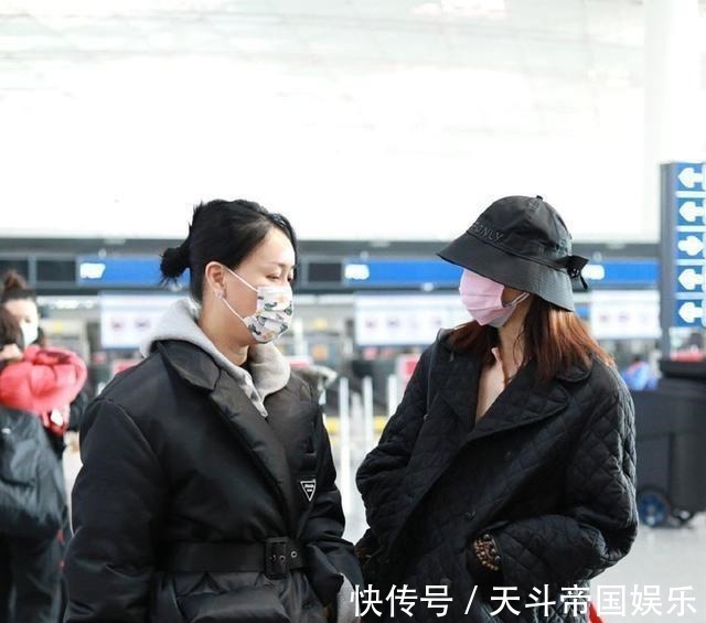 利落有型 那英才是真时髦精,西装领羽绒服利落有型,分叉裤简直不要太酷!