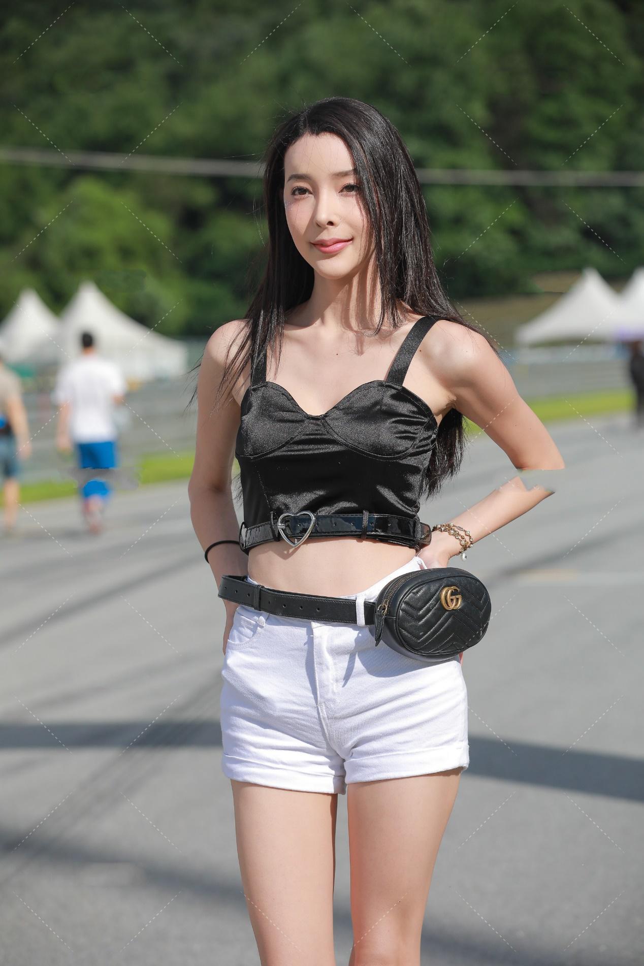 展现自己|黑色无袖短款上衣搭配浅色牛仔裤, 清新秀丽, 充满活力