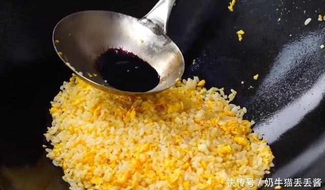 赶快|看看酒店大厨怎么做酱油炒饭的,这烹饪技术太厉害了,赶快收藏了