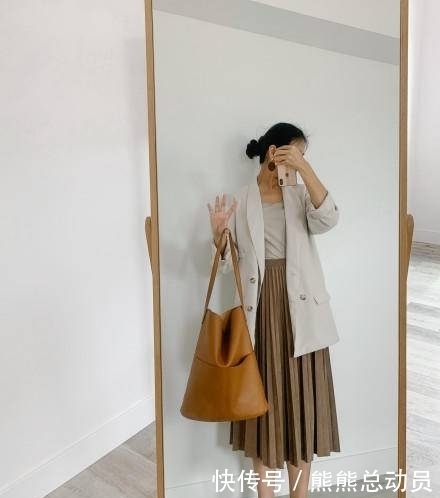 熟龄女性就别硬套日系小清新了，这样穿搭，知性又有女人味