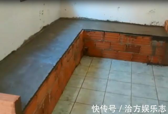 卡座|公公一根筋,客厅不放沙发,坚持红砖砌卡座,用旧床单包着,土!