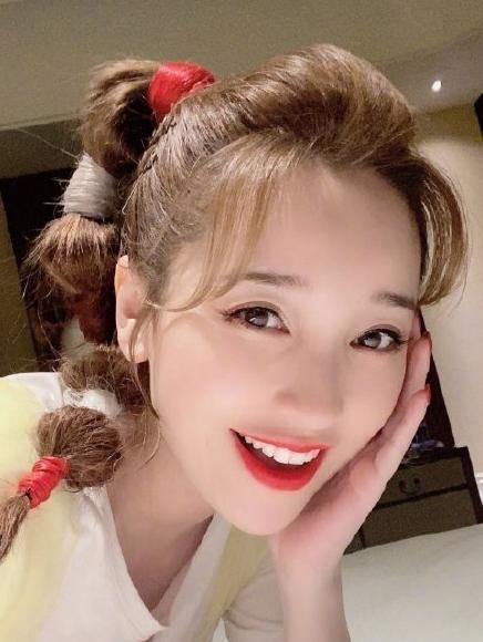 金莎机场拿甘蔗过安检，调侃自己像丐帮帮主，一身白裙清新脱俗