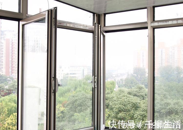 阳台|越来越多人封阳台都不用塑钢了，现在都流行装这种，便宜还耐用！