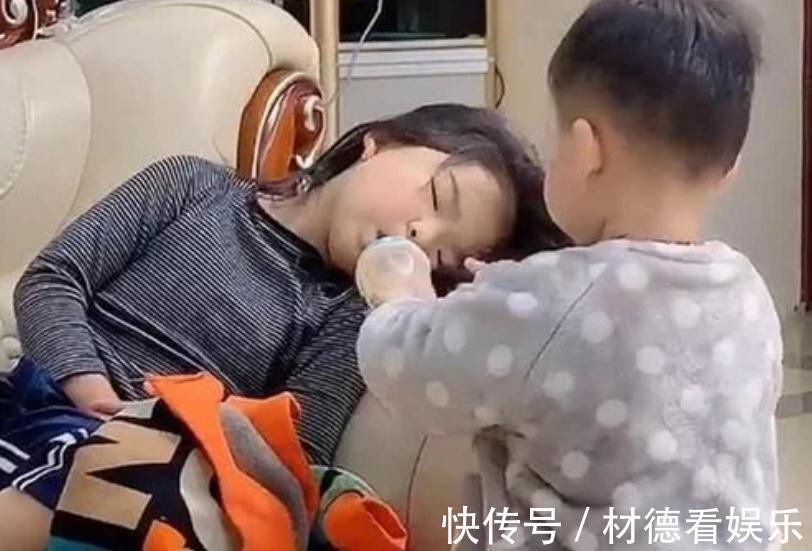 姐姐|弟弟“老母亲”式伺候姐姐火了,二胎的正确打开方式,宠姐狂魔