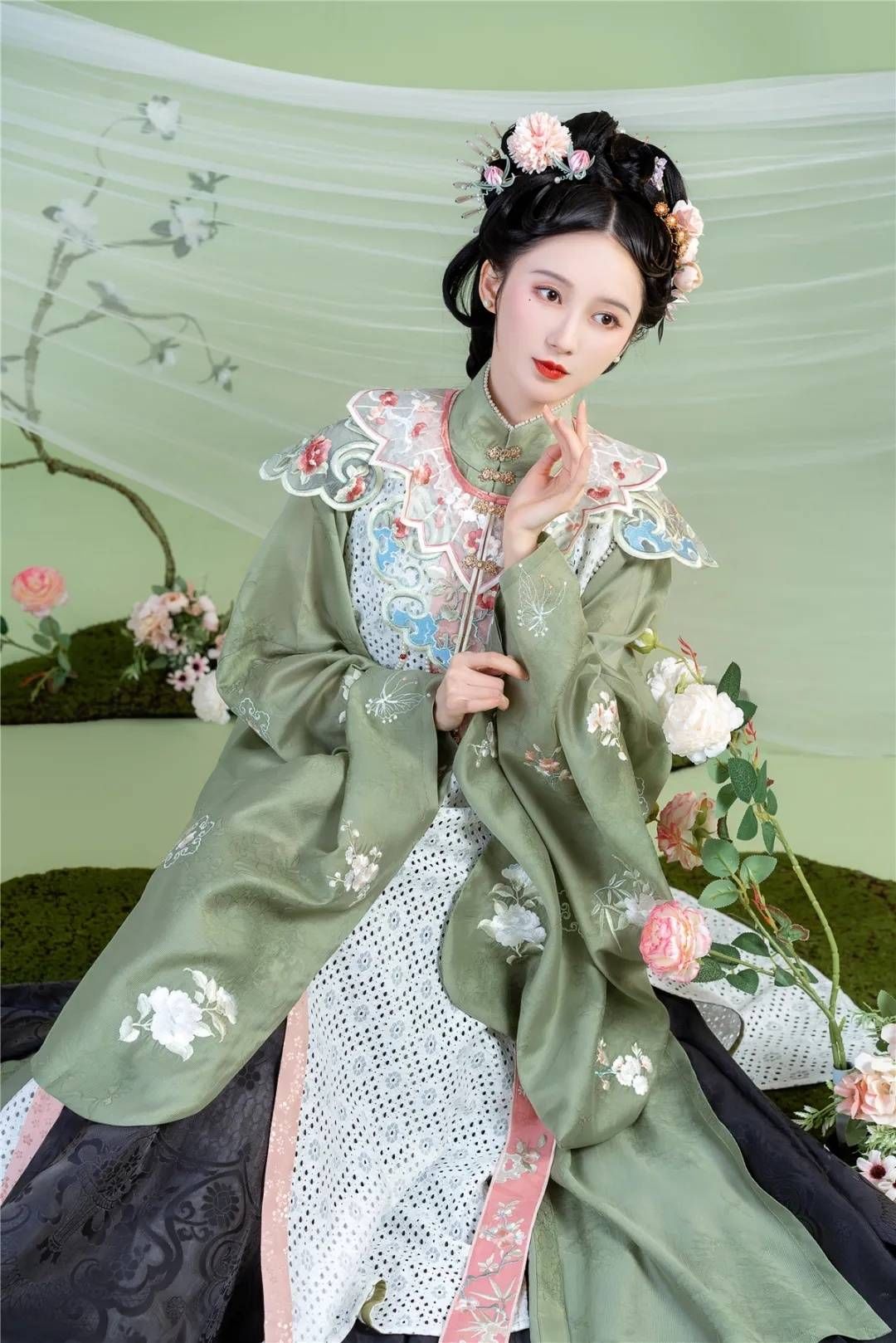 走近“钟灵记”：数百万粉丝的成都本土品牌推崇古典空灵之美|国潮人·新时裳 | 汉服