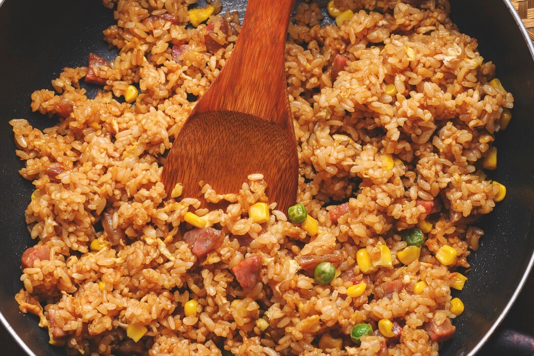 酱油炒饭,颜色红亮味道香,米饭分明,还得多做这一步