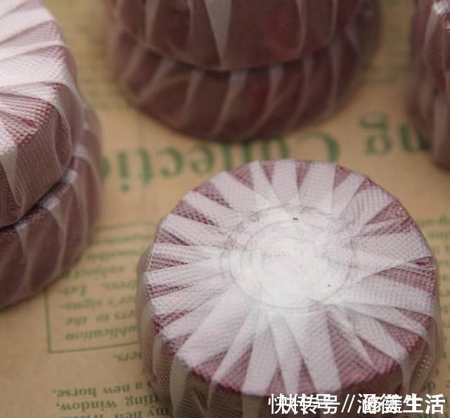 玻璃胶用久会“变黑”保洁阿姨的“小妙招”,立马洁净还杀菌