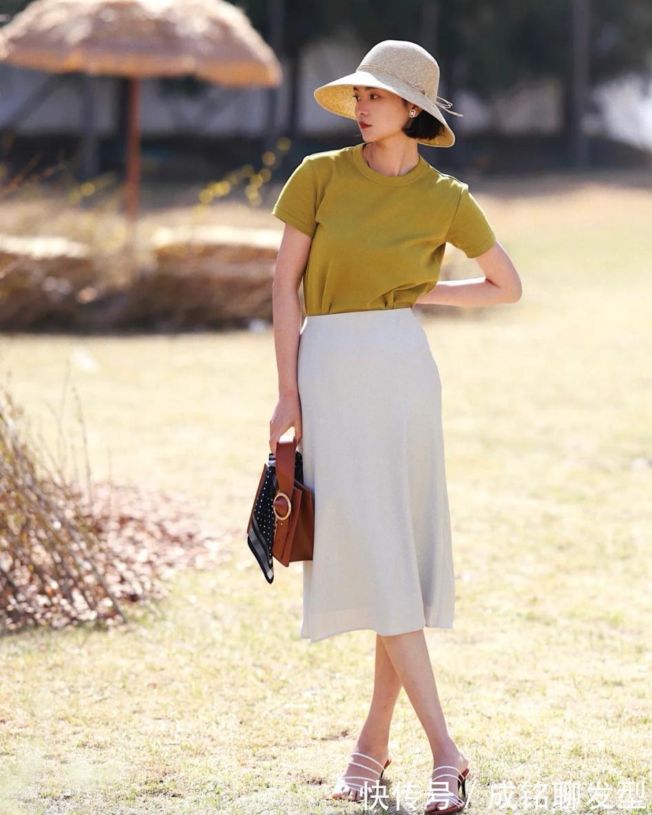 短袖|夏季谁还没几件T恤？学学这几个搭配小技巧，普通短袖也有高级感