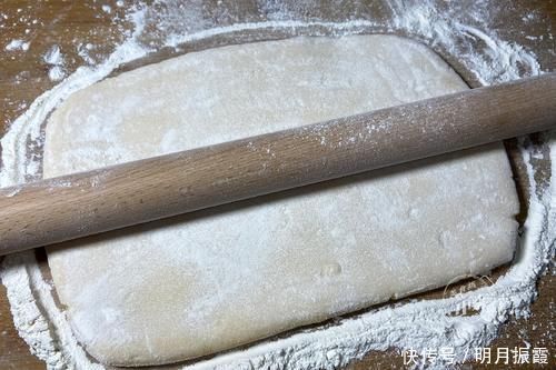 2个红薯,1碗糯米粉,不烤不油炸,简单一做,软糯香甜又多层