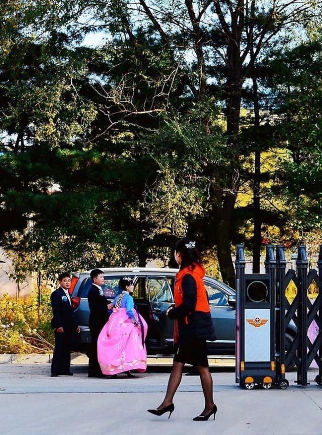 高跟鞋|朝鲜男人喜欢戴金色手表, 朝鲜女人喜欢穿高跟鞋和丝袜