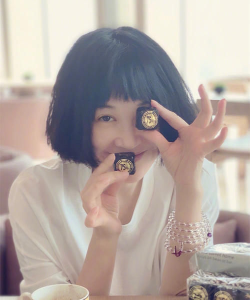 女人变老从短发开始？看几位短发女星的发型，都比同龄人显年轻