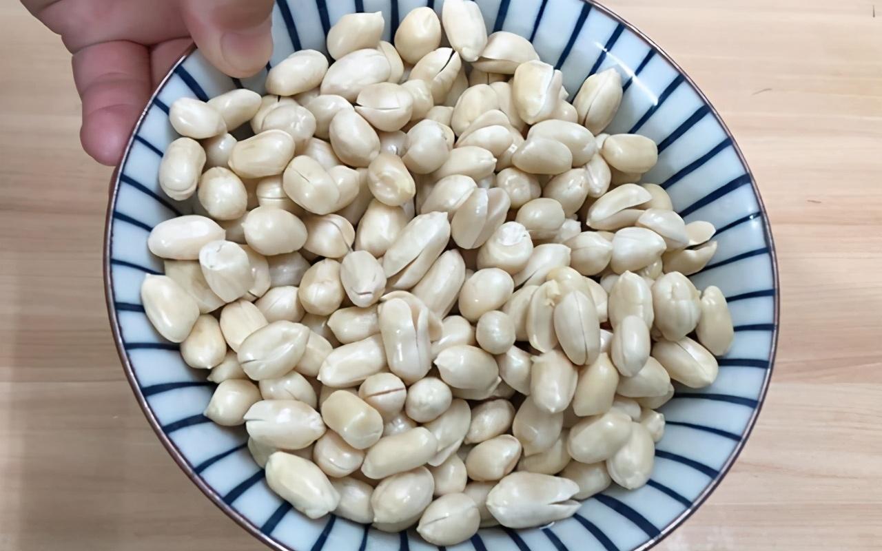 教你自制酒鬼花生，3块钱一大盘，嘎嘣脆，营养实惠，还可当零食