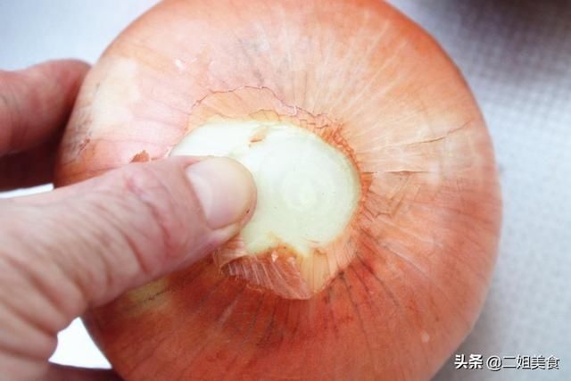 买洋葱,要认清这2种,1块钱一斤也别要,摊主从不给家人吃