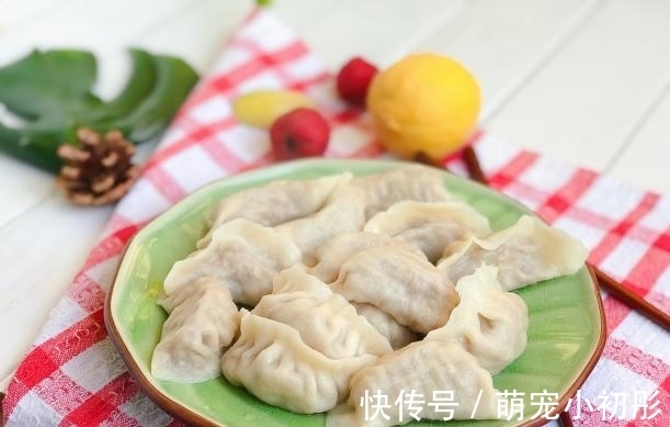 白菜焯水再包馅大错特错,加盐也不对,这种做法最正确,香嫩紧实