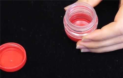 妙用|把两个塑料瓶盖粘在一起，挂在裤子上，全家人抢着用，太棒了