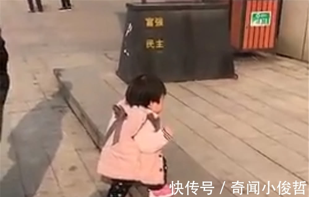 画面|宝宝第一次上台阶,竟然出现一画面,网友:还以为网卡了