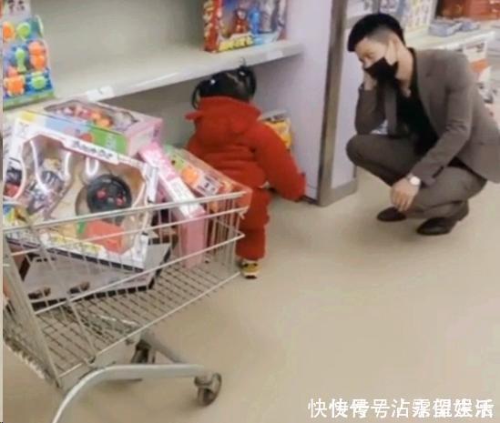 大宝|相差20岁的兄妹逛超市,妹妹不停买,哥哥蹲地诉苦:留点老婆本