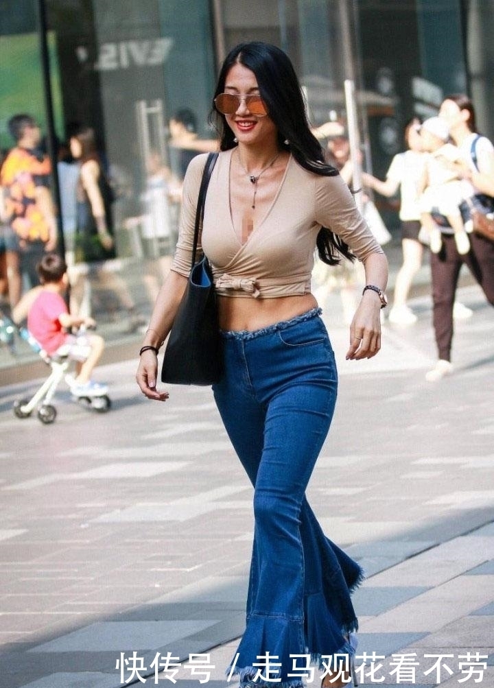 适合|还真别说,这大喇叭裤十分有亮点,适合辣妈穿