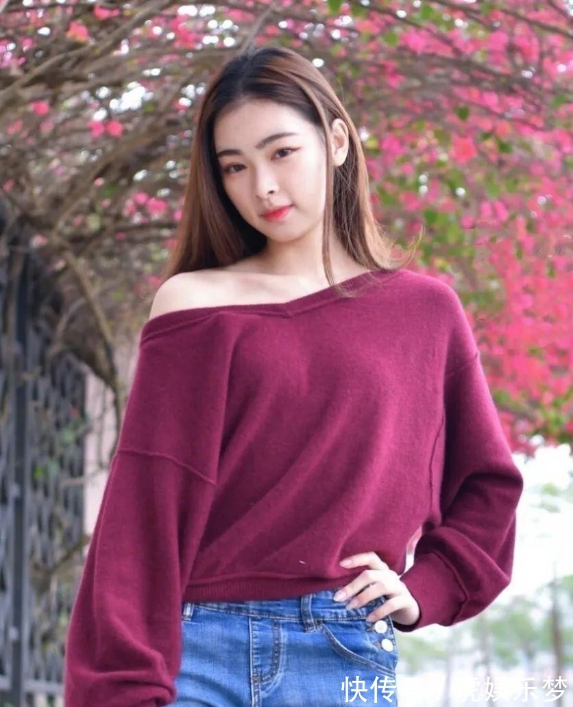 小蛮腰 比花还美的小姐姐,紧身牛仔裤让她足够出彩