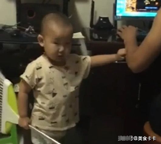 亲爱的|“小暖男宝宝”教训爸爸走红,拿着扫帚为妈妈撑腰,最后一幕好暖