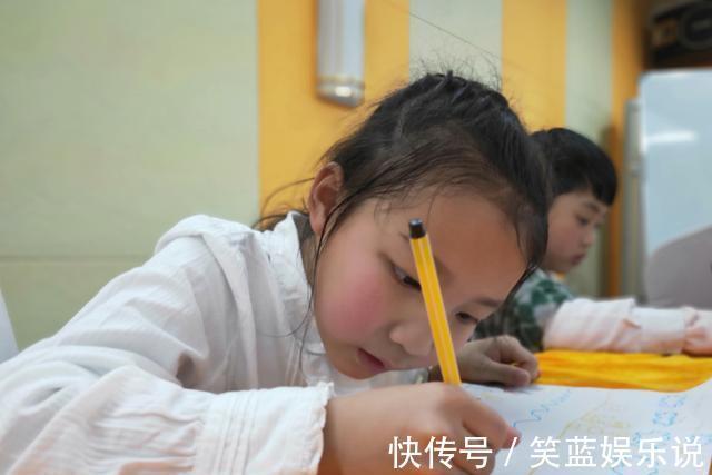 成绩|''请倒数第一名的学生家长发言'',妈妈一席话后,老师惭愧道歉