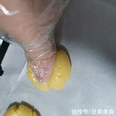 搅拌均匀|简单易做的零失败的核桃酥，让人吃了还想吃