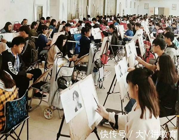 速写$美术生画到一半画风突变,最后作品好似翻车现场,叫人捧腹大笑