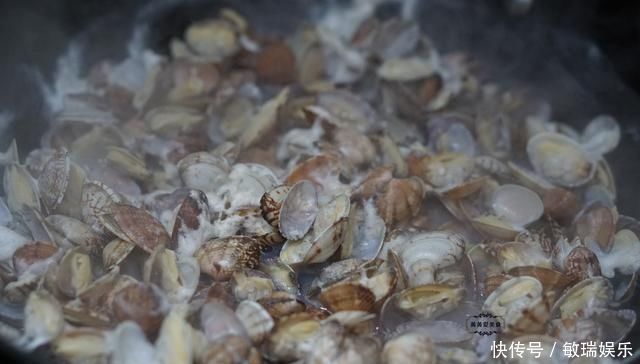 第一次用它来包饺子,超乎想象的好吃,皮薄大馅,个顶个的鲜