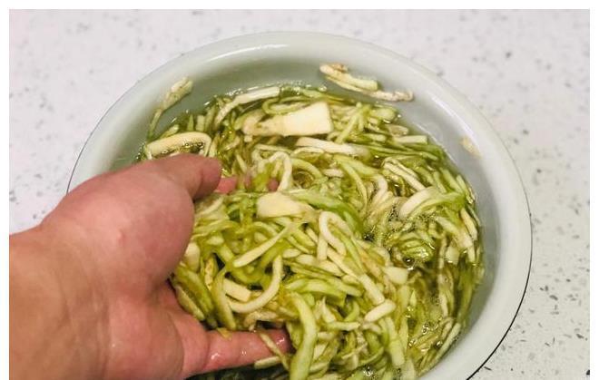 大盘|天热了,茄子别再炒着吃,试试这种吃法,不炒不蒸,一大盘不够吃