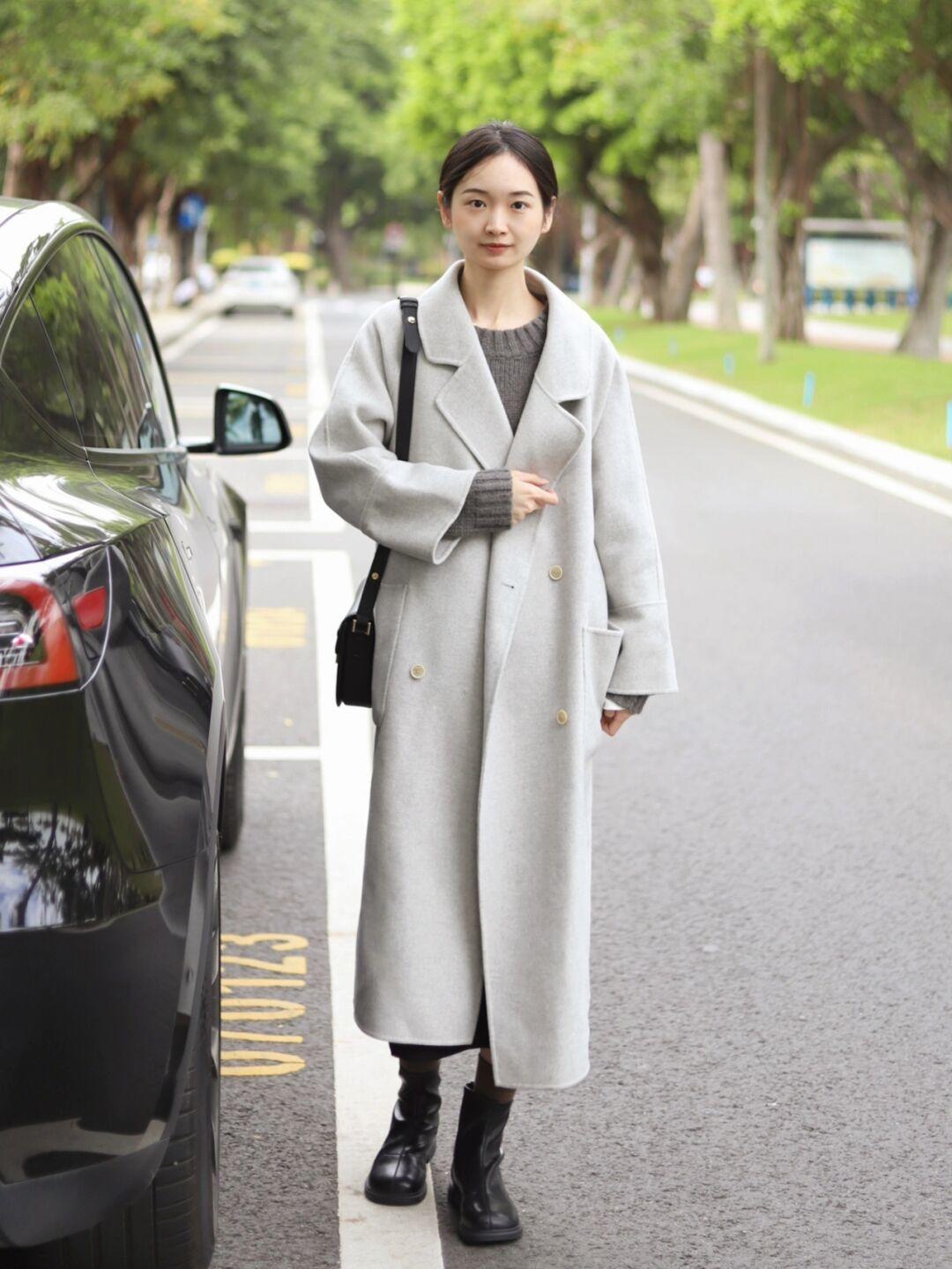 毛衣 冬天打底衫怎样选?一件红色针织衫+白色牛仔裤,休闲又显气色!