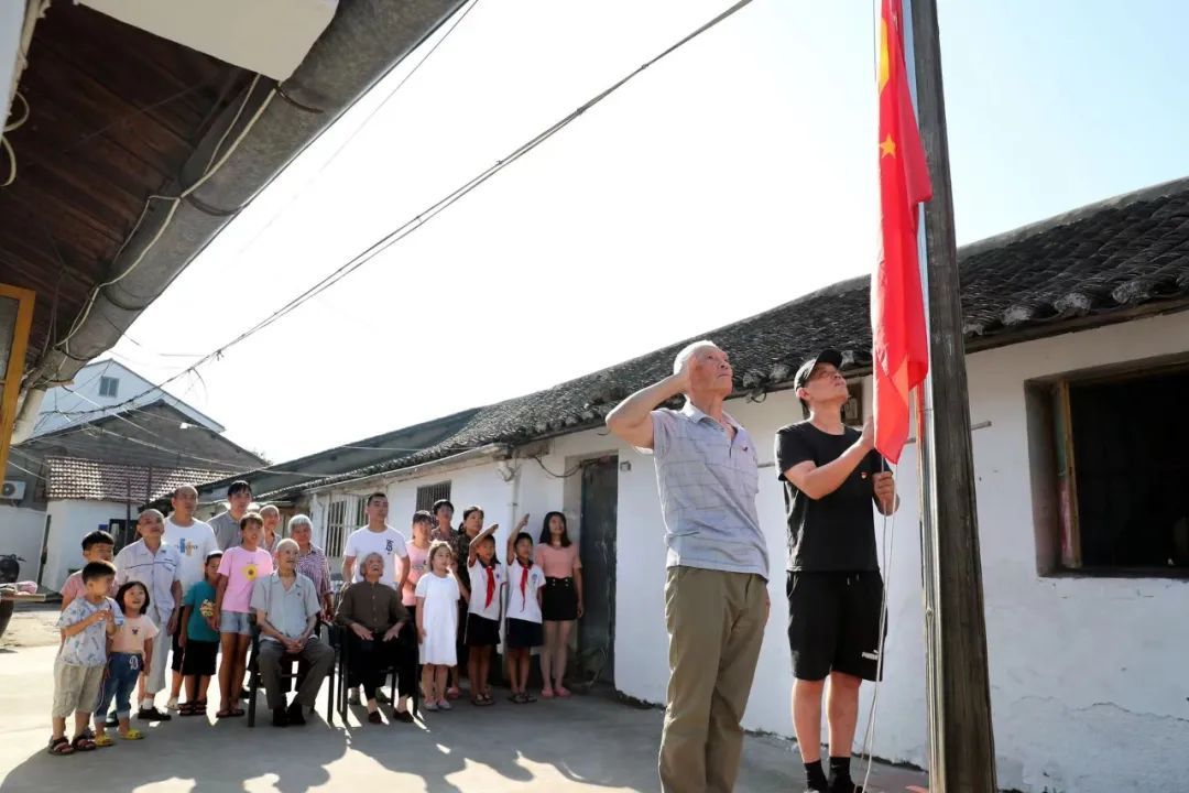 老兵|宁波这位抗美援朝老兵，连续21年在自家小院升旗！已用旧近80面国旗……