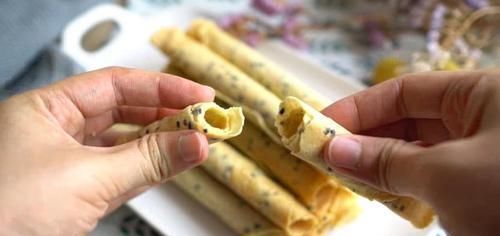 想吃蛋卷不用去买了,3个鸡蛋加一碗面粉,用手一捏就碎