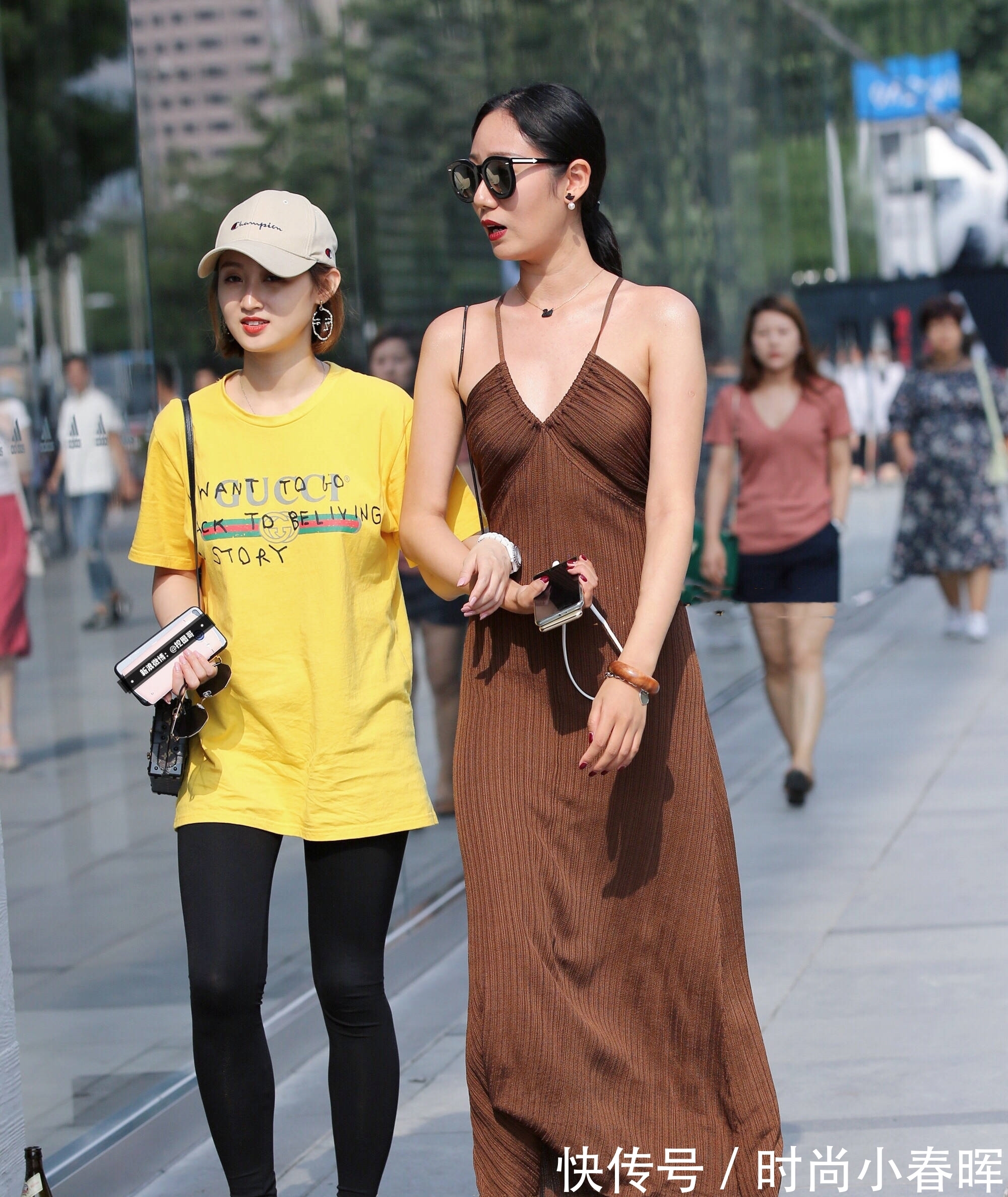 小姐姐 最近流行了一种拖地裙,能挨着地面,却踩不住裙摆,意外时髦了