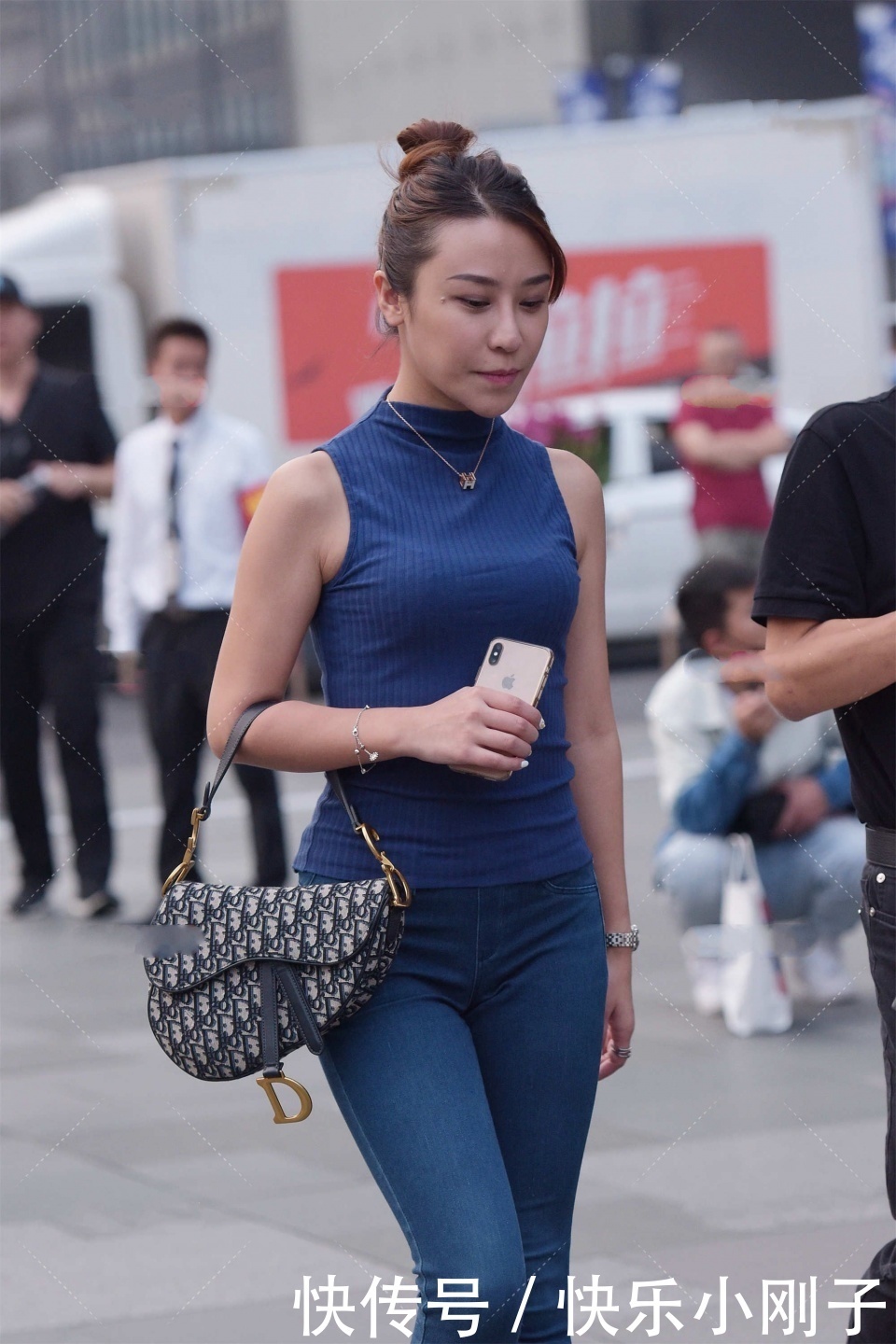 修长|修身牛仔裤的魅力,秀出修长美腿的同时,又更有时尚感