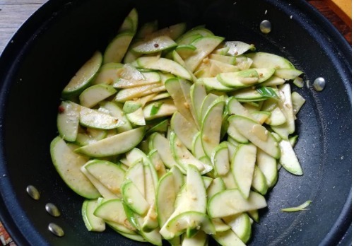 这个家常菜在我家非常受欢迎,皮薄汁多,肉质滑嫩