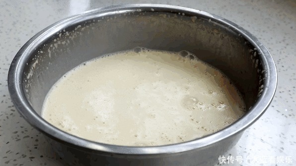 好看|广式早茶“黄金糕”,不用烤箱就能做,像鱼翅像蜂窝,好看又好吃