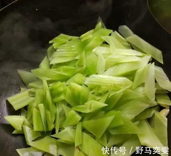 蒜香莴笋|便秘最怕这个菜，3元一斤，2块钱能炒一大盘，常吃宽肠通便