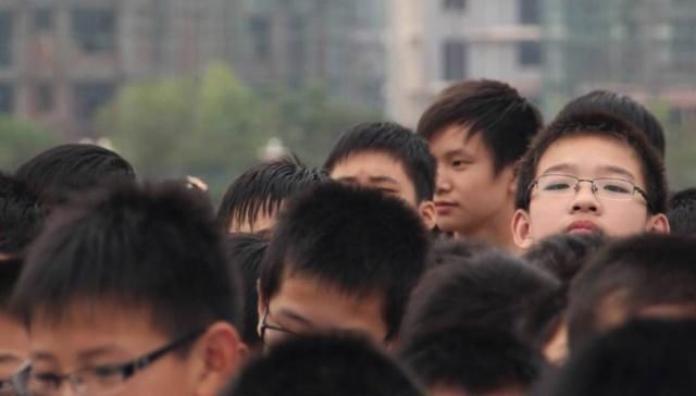 孩子们|生活越来越好,孩子近视眼增加,配眼镜时有一项测试要留心