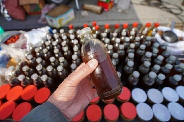 街头“现榨芝麻油”，又香又便宜，其实机器里有“玄机”，别上当