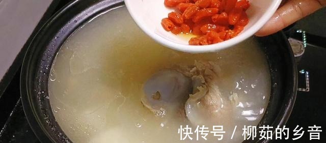 市场遇见这菜别手软,趁猪肉便宜,多炖给家人吃,暖暖和和过冷天!