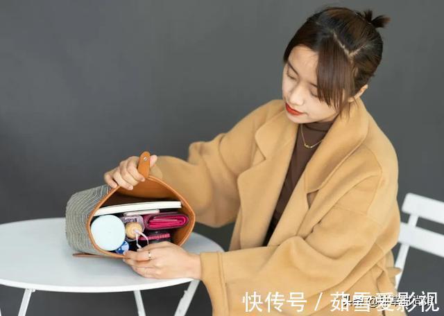 鱼骨纹|别再背烂大街的包了,2021气质又时髦的包包长这样